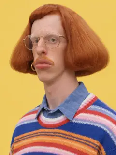 Personagem de IA na estética da trend: ruivo listrado
